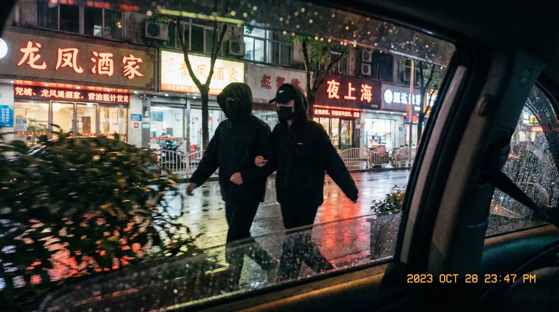 今日看料-每日新料发布|网红幕后揭秘|独家热门资讯 - 顶流明星深夜密会现场抓拍照片